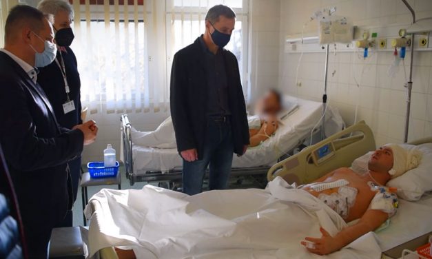 „Gyógyulj meg Peti!” – szívszorító videóban üzentek kollégái a megkéselt rendőrnek, az őrmestert főnökei ma meglátogatták a kórházban