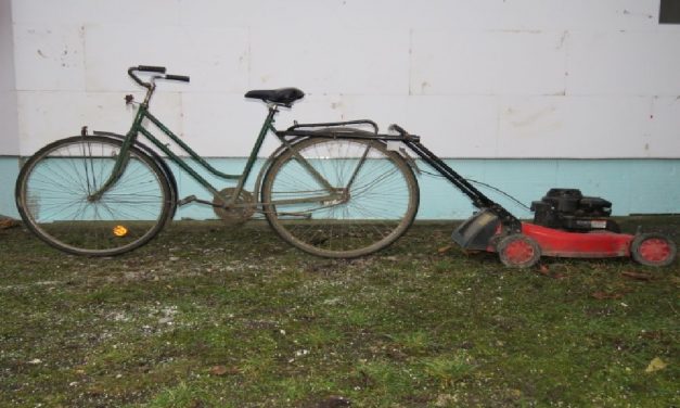 Ilyen nincs: lopott biciklivel húzta maga után a lopott fűnyírót