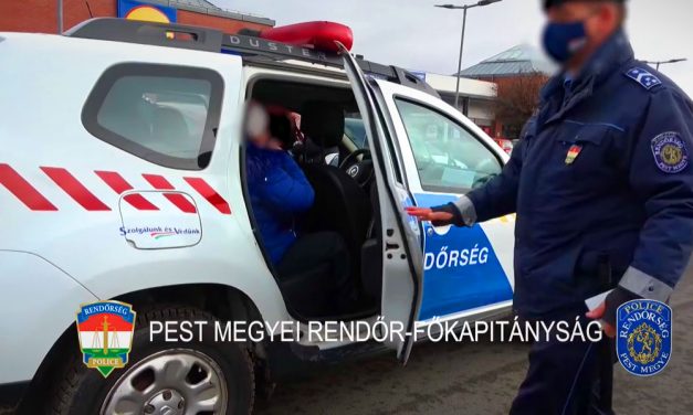 Nagydumás csaló asszonyt lepleztek le Gödöllőn, még az USA igazságügyminiszterét is belekeverte a bűncselekménybe