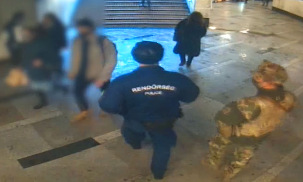 Lebuktatta magát a körözött bűnöző! Amikor meglátta a rendőröket, futásnak eredt az egyik budapesti aluljáróban