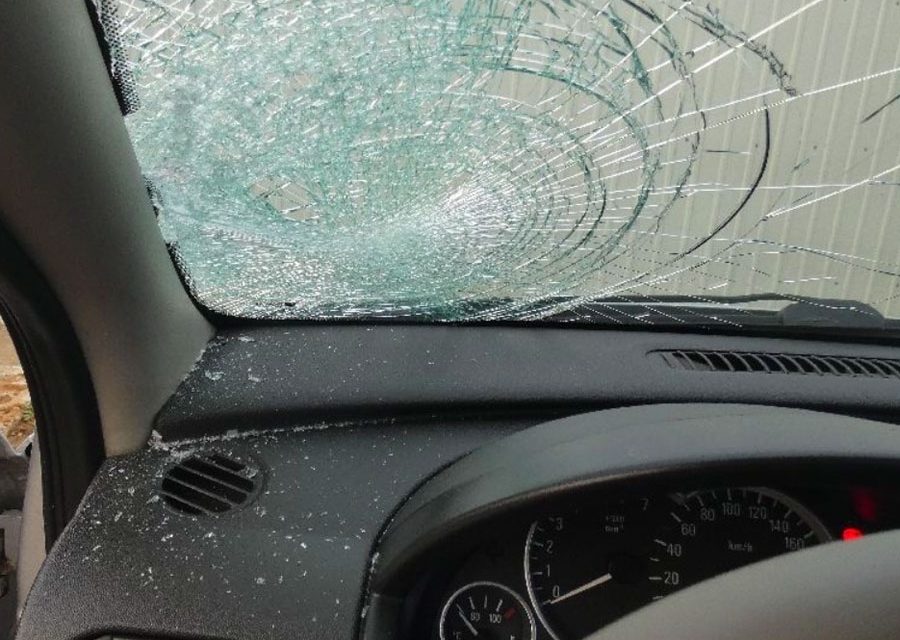 Hatalmas baleset a 87-es számú főúton: felborult egy munkásokat szállító kisbusz
