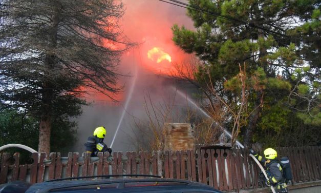 Rettegtek a szomszédok, döbbenetes fotók arról a budapesti háztűzről, ahonnét 8 embert hoztak ki a tűzoltók