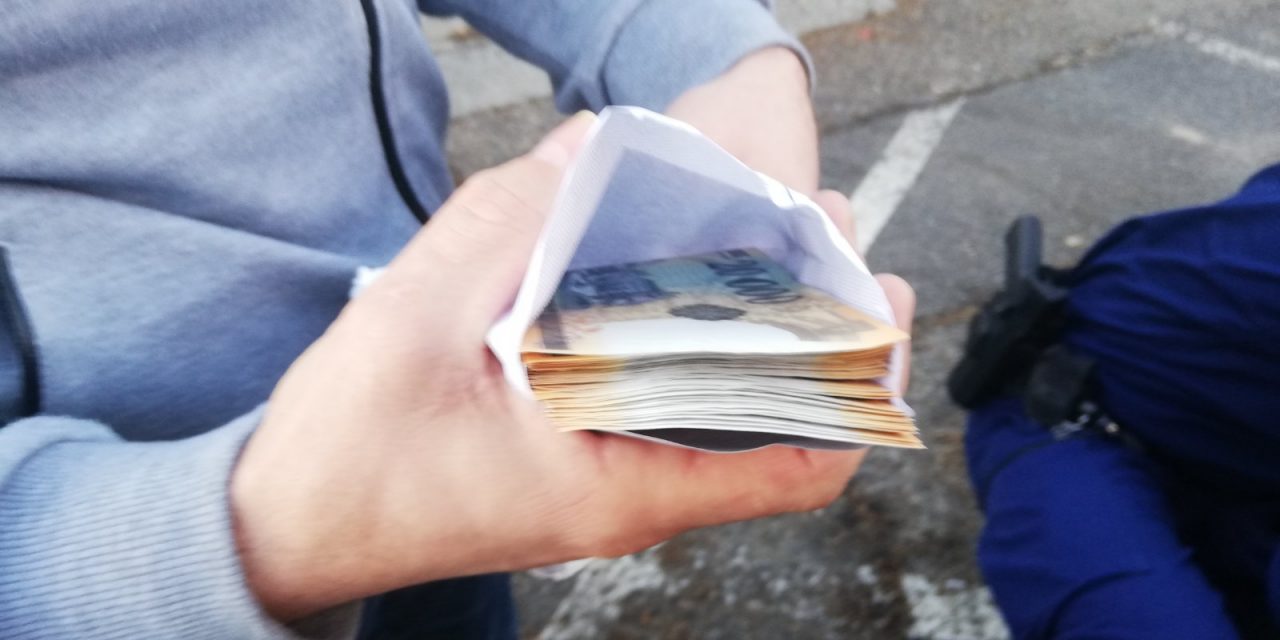 Közel kétmillió forintot csaltak ki unokázós csalók egy idős férfitól Győrben, így vezették meg a a bácsit