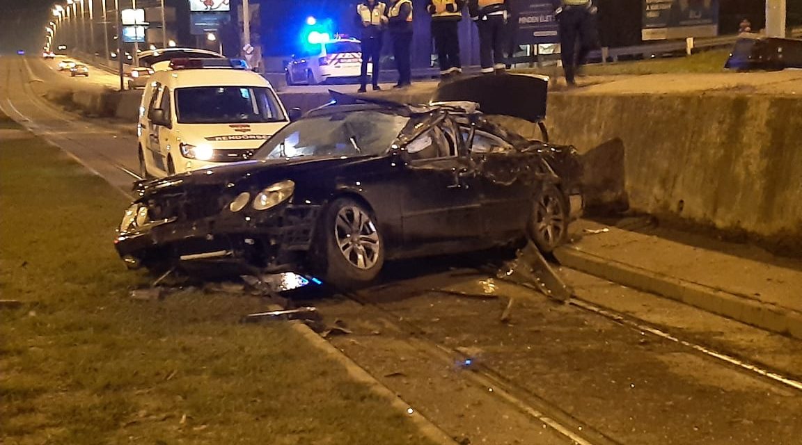 Lezuhant az M3-asról egy száguldó autó  – fotók és videó a helyszínről