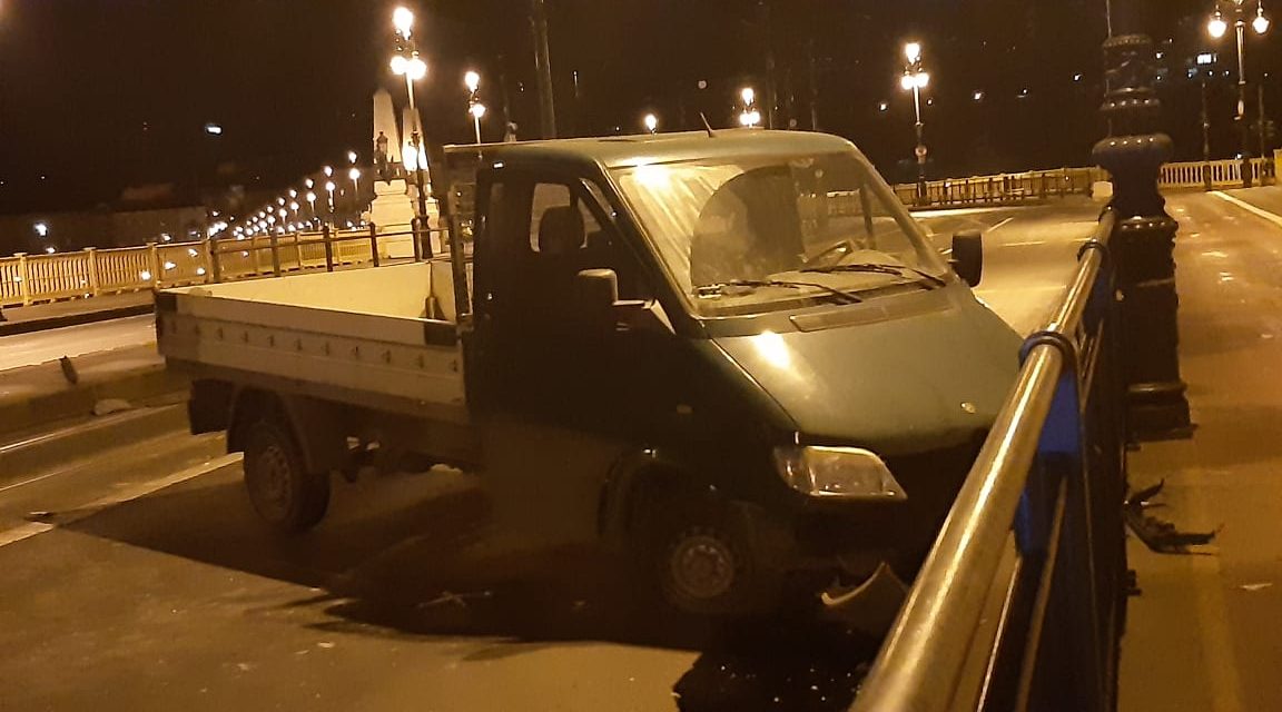 Kisteherautó balesetezett a Margit hídon – Megcsúszott majd a villamos síneken áthajtott és a szemközti korlátnak csapódott – Fotók a helyszínről