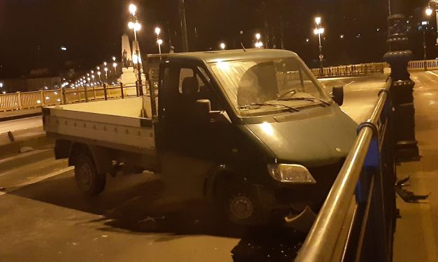 Kisteherautó balesetezett a Margit hídon – Megcsúszott majd a villamos síneken áthajtott és a szemközti korlátnak csapódott – Fotók a helyszínről