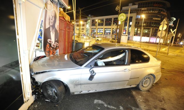Jogsi nélkül, a kijárási korlátozást megszegve száguldozott a pesti éjszakában egy 15 éves fiú, egy dohányboltnak csapódott miközben üldözték a rendőrök – Fotók