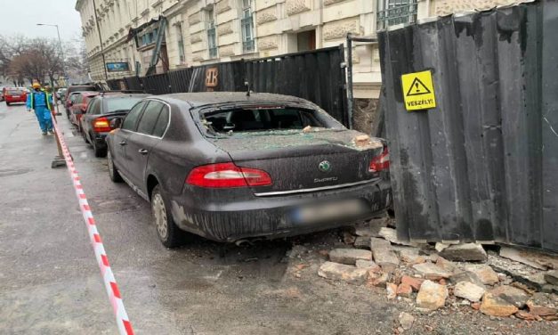 Vigyázat: faldarabok potyogtak a Radetzky-laktanya mellett parkoló autókra
