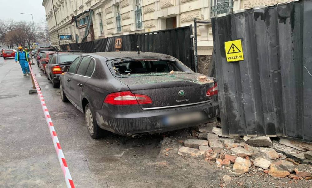 Vigyázat: faldarabok potyogtak a Radetzky-laktanya mellett parkoló autókra