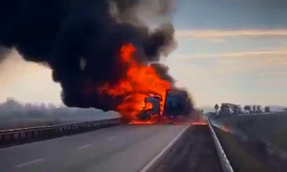 Halálos baleset történt a 445-ös számú úton Kecskemétnél: egy kamion és egy személyautó ütközött össze – a balesetről videó is készült