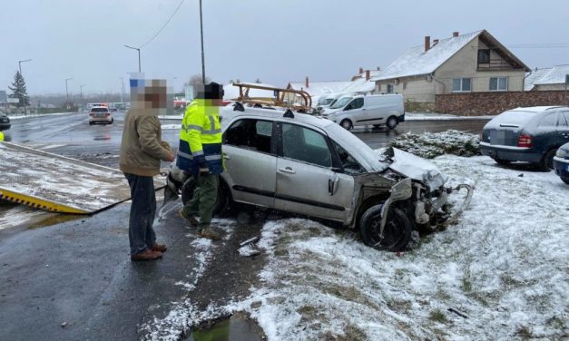 Szánkózni indultak, tragédia lett a vége: Kamionnal ütközött egy kocsi Bakonygyepesen – Egy 7 éves kisfiú azonnal meghalt