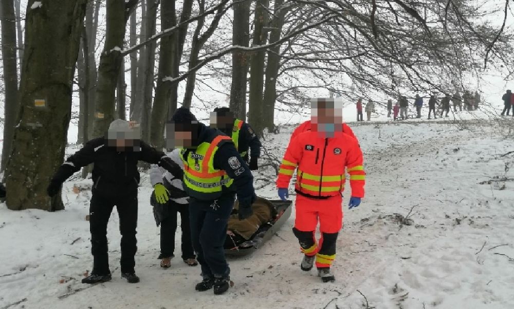 Bajbajutott szánkózót mentettek a rendőrök Bánkúton