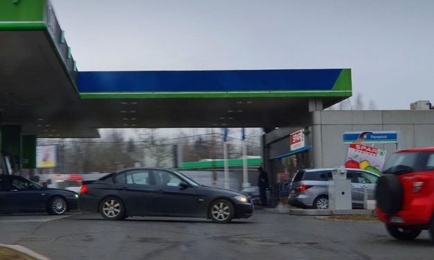 Gázra taposott a tankolás után és fizetés nélkül lelépett, azt hitte, ha lopott rendszámokat használ, bármikor ingyen tankolhat