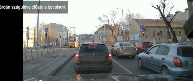 Pofátlan manőver: a járdán száguldva kerülte ki a körúti forgalmat ez az autós, közben egy piroson is áthajtott – videó