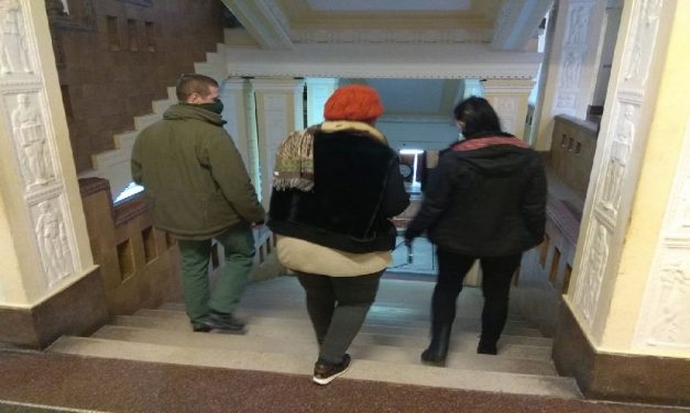 Szudáni nő telefonján bukkantak gyermekpornográf felvételekre: a nő lakásán milliós értékű kábítószert is találtak a nyomozók – videó