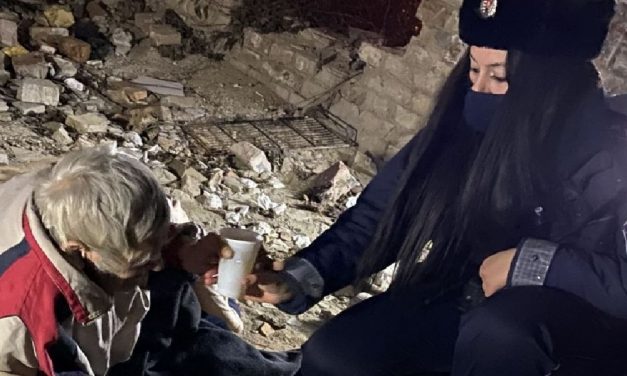 Elesett, fagyoskodó hajléktalant mentettek meg a zord hidegtől a rendőrök – fotók