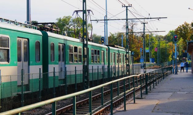 Bedrogozva félholtra verték és kifosztották áldozatukat egy a budapesti HÉV megállóban