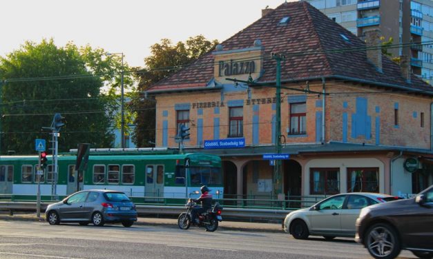 A gödöllői HÉV-en akarták megerőszakolni az egyik női utast, betörték az orrát, keresik a tettest