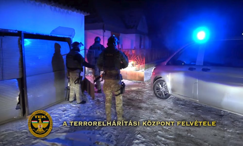 Ordibáló, fenyegetőző férfit fogtak el a rendőrök: a nyomozás során egy fegyver is előkerült – videó