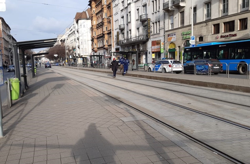 „Azt mondta, nemcsak el fog ütni minket, hanem átharapja a torkunkat is” – száguldó ámokfutó Budapesten, kis híján elgázolt egy babakocsit tologató apukát
