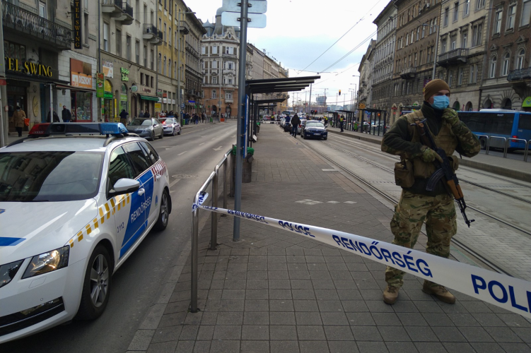 Megkéselt egy nőt a budapesti hajléktalan a villamosmegállóban, a férfi be volt drogozva