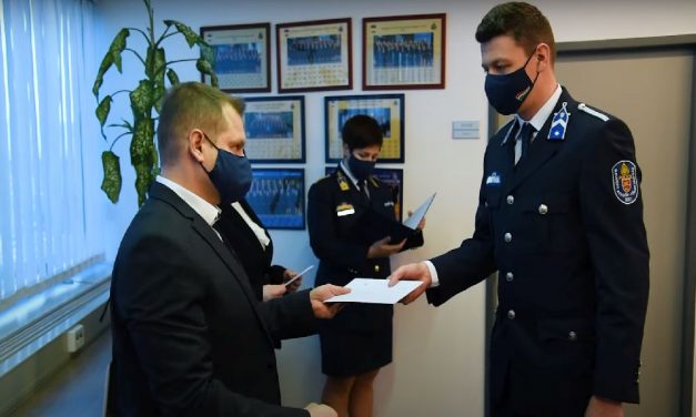 Budapesti rendőrök mentettek ki a lakástűzből egy idős nőt