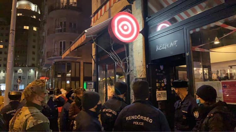 Tiltott bulit oszlattak fel a rendőrök a budapesti Madách téren – Az egyik szórakozóhelyet 60 napra bezáratták