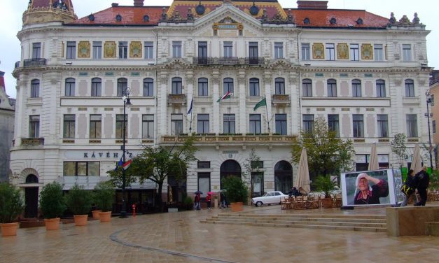 Lezuhant és meghalt a pécsi megyeháza lépcsőházában egy férfi – az önkormányzat fiatal munkatársát gyászolja