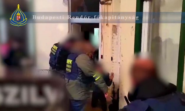 Térden állva, kezét feltartva mászott elő a lakásból a villamosmegállóban késelő banda egyik tagja