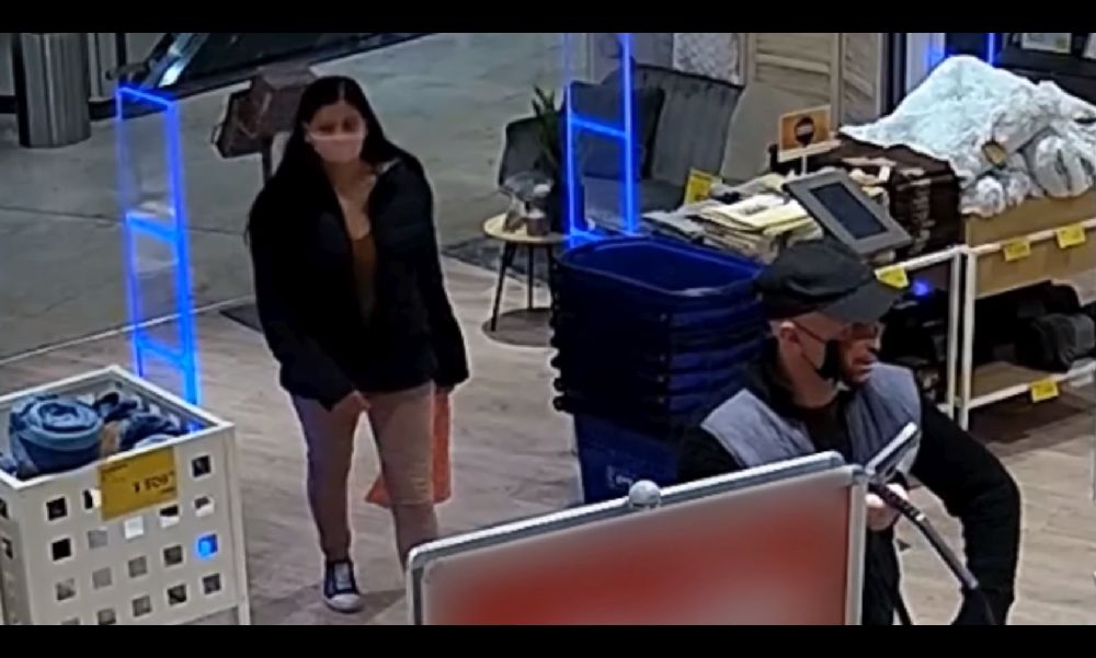 Arcot mintázó maszkban lopott egy férfi a társával Kőbányán – videó