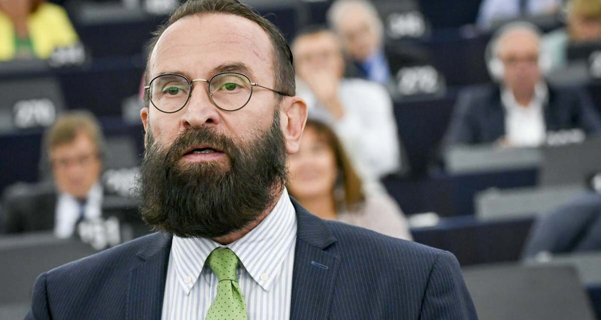 A botrányba keveredett Szájer Józseftől megvonták a címzetes egyetemi tanári kinevezését is