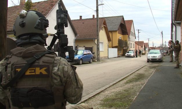 Fegyverrel lépett be az üzletbe: a vásárlókat felszólította, feküdjenek a földre, majd a széfhez indult a székesfehérvári rabló