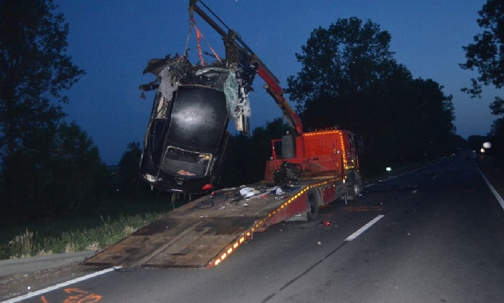 Brutális tömegbalesetet okozott: egy gyerekeket is szállító kisbusznak csapódott egy nő – a rendőrök befejezték az ügy vizsgálatát – fotók