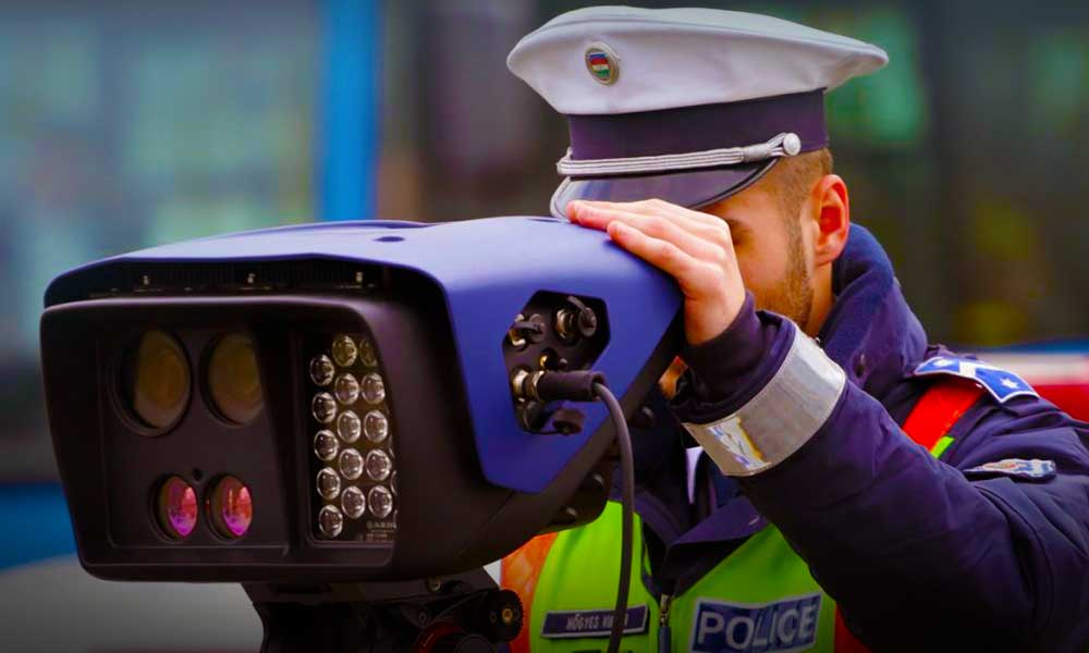 Óriási razzia lesz az utakon, a gyorshajtókra vadásznak a rendőrök, minden traffipaxot bevetnek