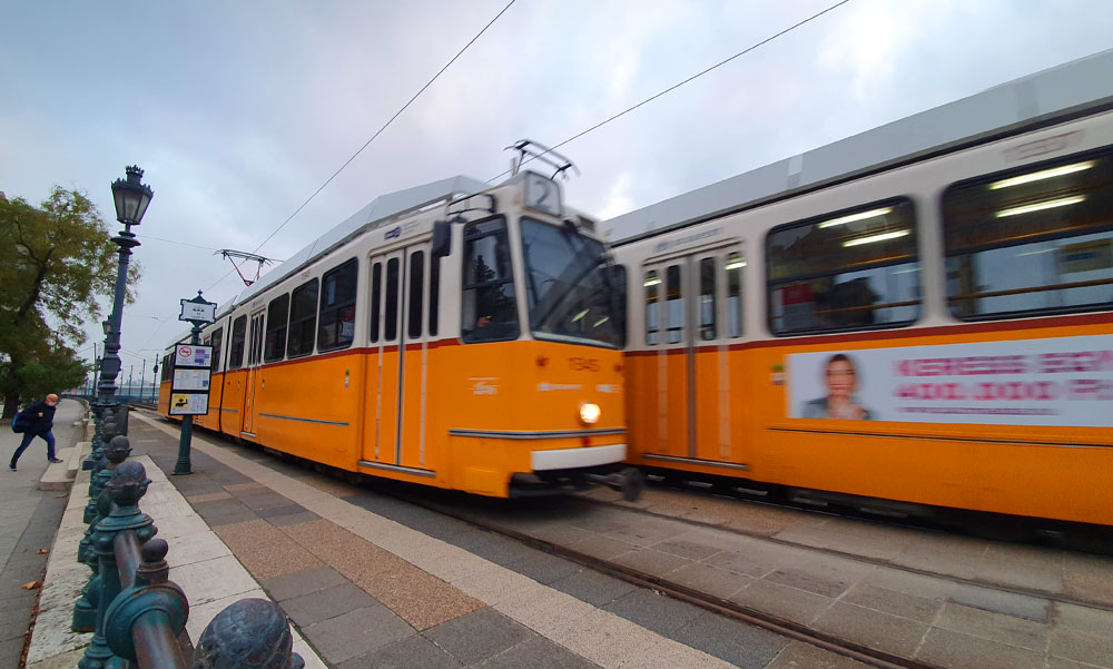 Rablás a villamoson – Késsel a kezében követelt pénzt a szemétláda tettes egy békésen utazó asszonytól