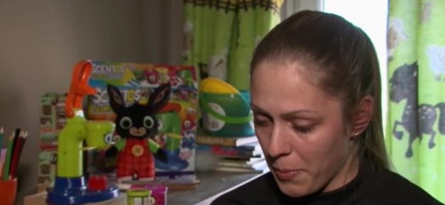 El sem búcsúzhatott a kisfiától az az anya, akitől szerdán vették el a gyermekét – Ezért ítélte a bíróság a görög apának a kicsit – videó