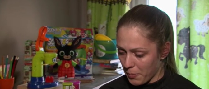 El sem búcsúzhatott a kisfiától az az anya, akitől szerdán vették el a gyermekét – Ezért ítélte a bíróság a görög apának a kicsit – videó