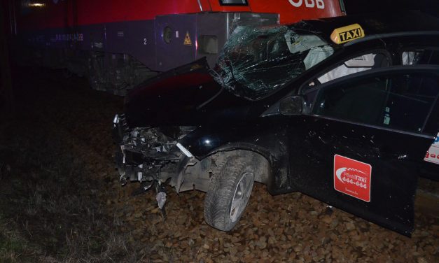Több száz méteren át tolt a vonat maga előtt egy taxit, a sofőr belehalt sérüléseibe