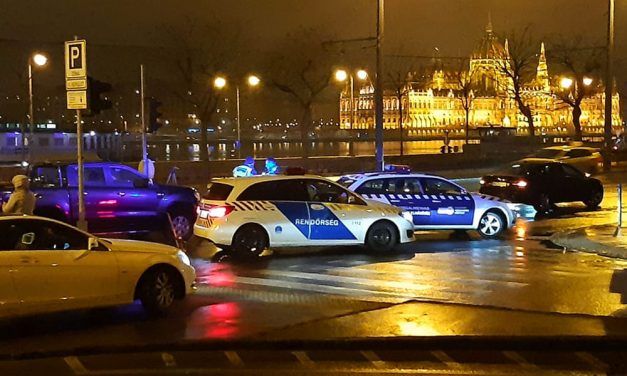 Újraélesztés a budai rakparton, le kellett vágni a ruhát a balesetben megsérült férfiról