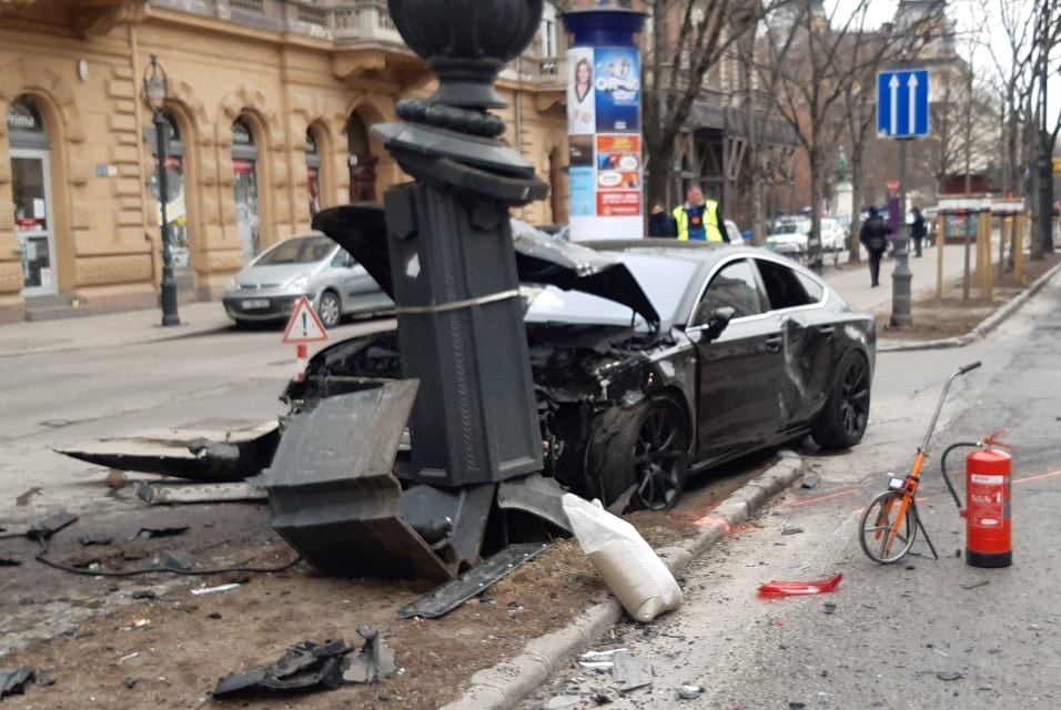 Durva karambol Budapest belvárosában: szabálytalanul közlekedő Volvoba csapódott egy Audi, mindkét sofőr megsérült – Fotók a helyszínről