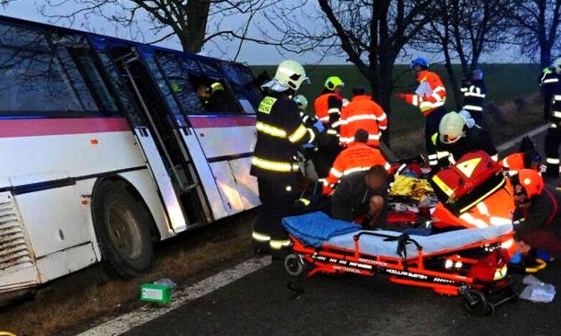 Tragikus buszbaleset, frontálisan ütközött a busz egy autóval, két férfi meghalt, hat utas megsérült