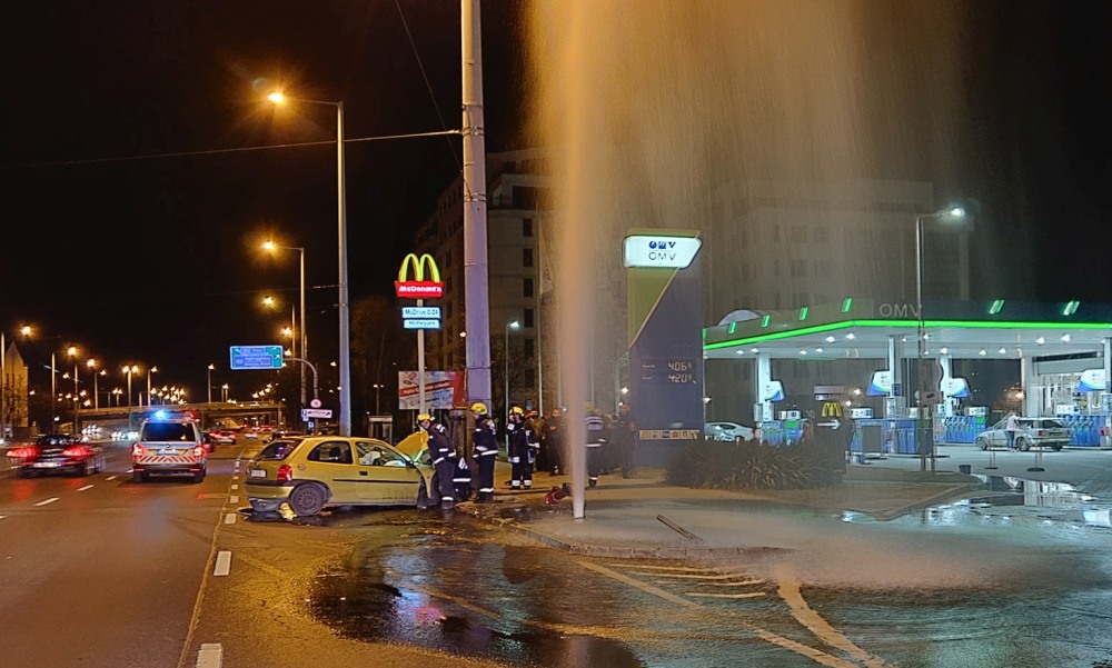 Ledöntötte a kutyás sofőr a tűzcsapot: hatalmas a szökőkút Budapest közepén – fotók
