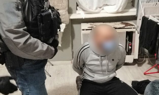 Összehangolt drograzzia Győrben: marihuánát és kokaint áruló bandára csaptak le a zsaruk – videó