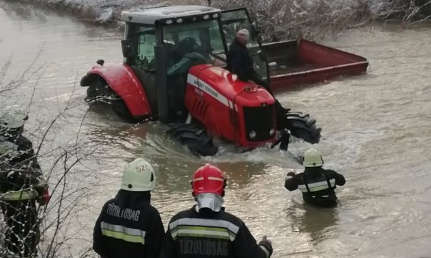 A jeges folyóból mentették ki a traktorjába kapaszkodó idős bácsit Borsodban – fotó
