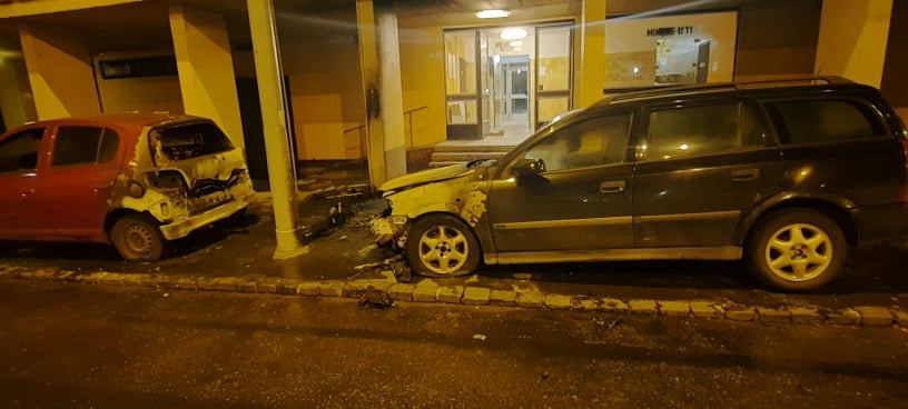 „Akkora durranás volt, hogy kiugrottam az ágyból” – kukákat gyújtogattak hajnalban Óbudán, emiatt két autó is kigyulladt, 50 lakónak kellett elhagynia otthonát