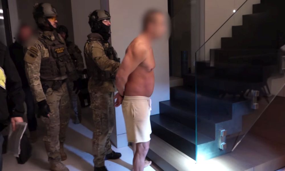 Lánykérésnek hitte a TEK kommandósainak akcióját a luxusban élő, milliárdos áfacsalással gyanúsított férfi barátnője – videó