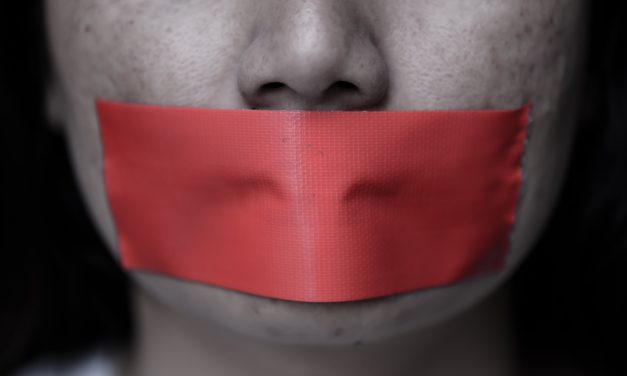 Döbbenetes: ragasztószalaggal tapasztotta be a gyerekek száját egy óvónő, mert jó nevelési módszernek gondolta, így bukott le