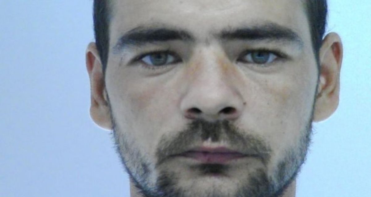 “Az sem zavarta, hogy a fiúk a másik ágyon voltak” – 7 éves kislányát molesztálta az apa, a férfit keresi a rendőrség