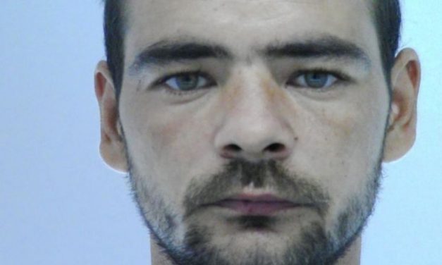 “Az sem zavarta, hogy a fiúk a másik ágyon voltak” – 7 éves kislányát molesztálta az apa, a férfit keresi a rendőrség