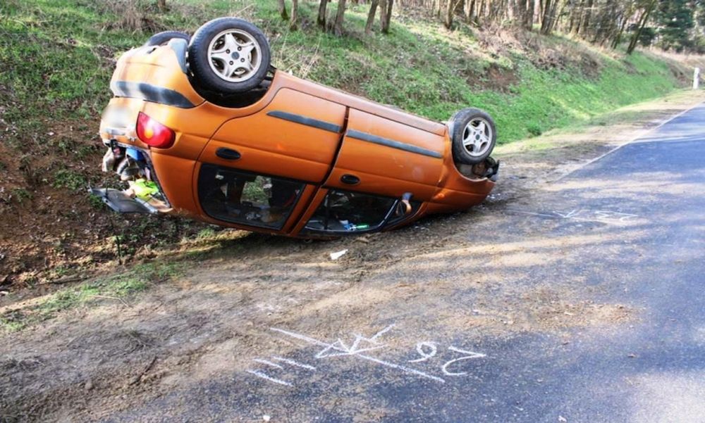 Kicsúszott egy kanyarban: tetejére borulva állt meg az autó – fotók